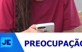 O uso constante de telas por crianças causa preocupação entre especialistas