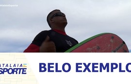 Surfista salva banhistas na praia em verdadeiro ato de coragem