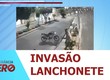 Câmera de segurança flagra momento em que assaltantes invadem lanchonete em Areia Branca