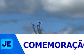 A esquadrilha da fumaça é uma das atrações do aniversário de 171 anos de Aracaju