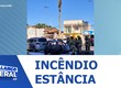 Veículo em movimento pega fogo e incêndio atinge outros dois carros