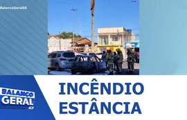 Veículo em movimento pega fogo e incêndio atinge outros dois carros