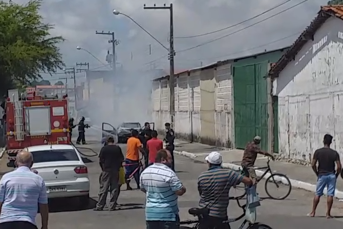Carro pega fogo em bairro de Aracaju