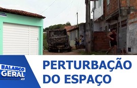Carreta carbonizada foi deixada no meio da rua atrapalhando a circulação de veículos