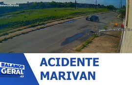 Após colisão, carro perde o controle e bate em poste em avenida do Bairro Marivan