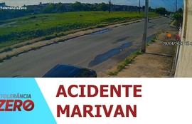 Após colisão, carro perde o controle e bate em poste em avenida do Bairro Marivan