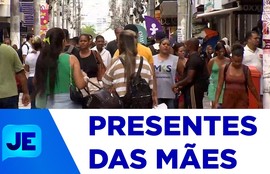 Dia das Mães se aproxima e movimento no comércio é intenso para compra dos presentes