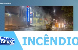 Carro pega fogo no bairro Farolândia, em Aracaju