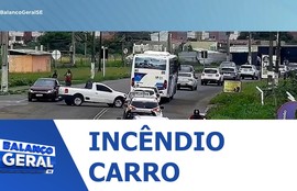 Carro pega fogo no Bairro Farolândia