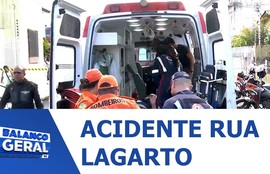 Carro capota após bater em veículo estacionado no Bairro São José em Aracaju