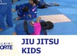 Uma turminha faz os últimos ajustes para a primeira competição da carreira no jiu-jítsu