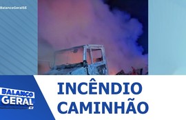 Caminhão carregado de frutas pega fogo na BR-235 em Frei Paulo