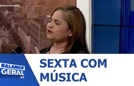 Débora Cristine conta sua trajetória na música