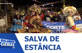 Muitas manifestações culturais, com luzes e cores das espadas e barcos de fogo