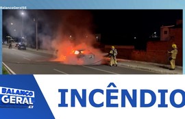 Carro pega fogo em via pública no bairro Bugio
