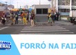 Ação educativa conscientiza motoristas e pedestres sobre a importância do respeito à faixa de pedestres