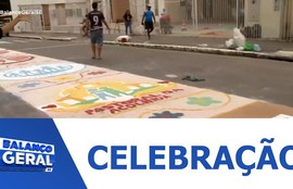 Fiéis da paróquia Nossa Senhora Aparecida celebram dia de Corpus Christi