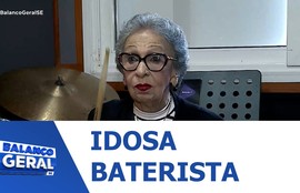 Dona Nayr, de 92 anos de idade, encontrou na música uma forma de superar o luto e seguir em frente