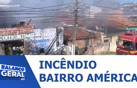 Moradores acordam levando um grande susto com casa de material reciclável em chamas
