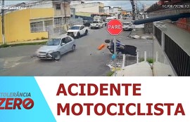 Motociclista é arremessado contra calçada em colisão no cruzamento de ruas em Aracaju