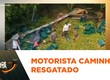 Motorista é resgatado após caminhão cair em ribanceira às margens do rio Vaza-barris