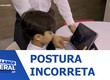 Postura incorreta diante das telas pode causar dores e lesões em crianças