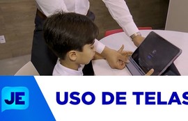 Uso excessivo de telas pode aumentar risco de dores nas costas em crianças e adolescentes