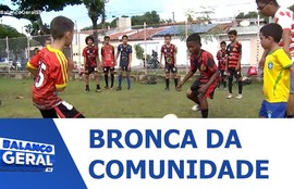 Campo de futebol sem manutenção no Conjunto Orlando Dantas é alvo de reclamação de moradores