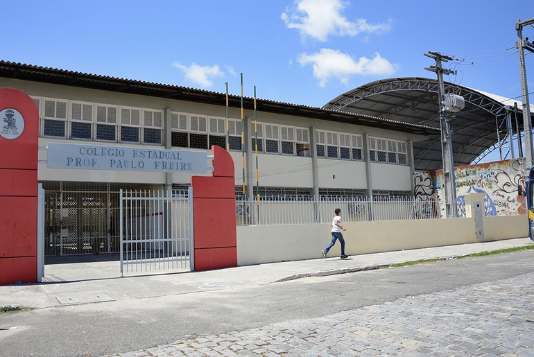Assaltante armado invade colégio estadual e faz um arrastão 