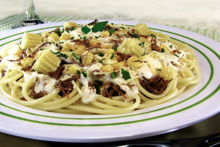 Aprenda a fazer um macarrão ao creme de milho com carne 