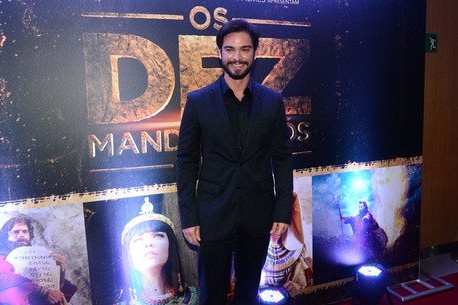Sidney Sampaio se prepara para viver o novo herói da Record