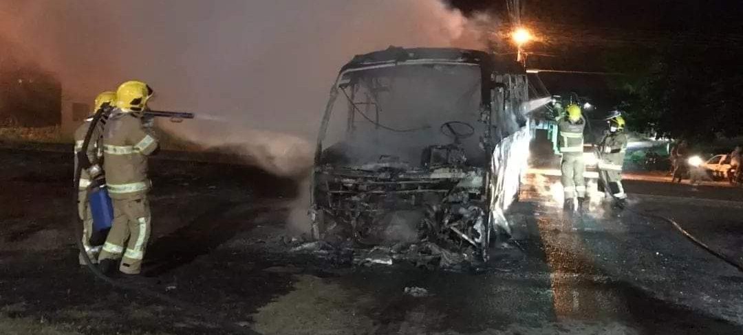 Micro-�nibus pega fogo no munic�pio de Lagarto