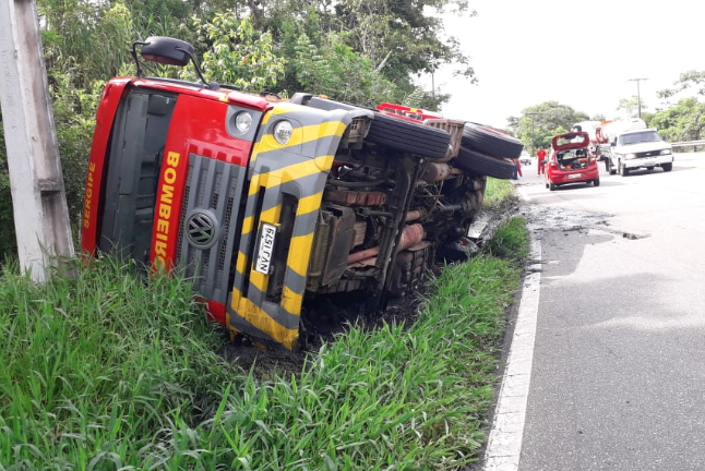 Viatura do Corpo de Bombeiros tomba em Estância