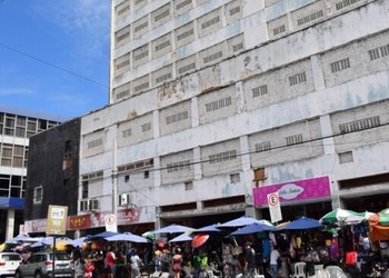 Cerca de 100 famílias desocupam antigo Hotel Palace após ato por moradia em Aracaju