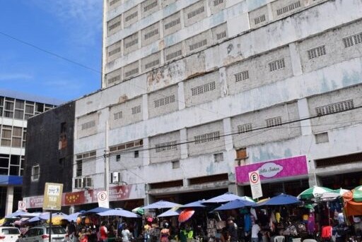 Cerca de 100 famílias desocupam antigo Hotel Palace após ato por moradia em Aracaju