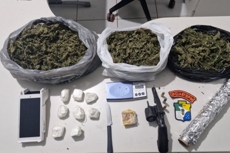 Suspeita de vender drogas em estabelecimento comercial é presa em Boquim