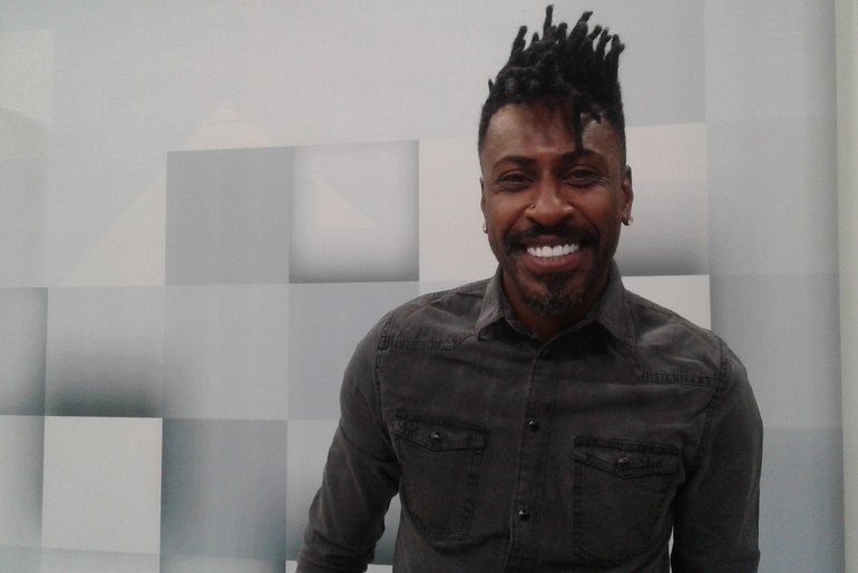 Dodô da banda Pixote visita TV Atalaia para lançar música