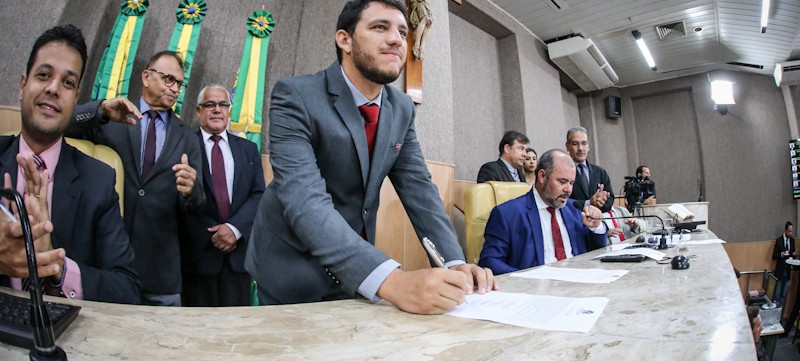 Vereador Camilo Feitosa toma posse na Câmara de Aracaju
