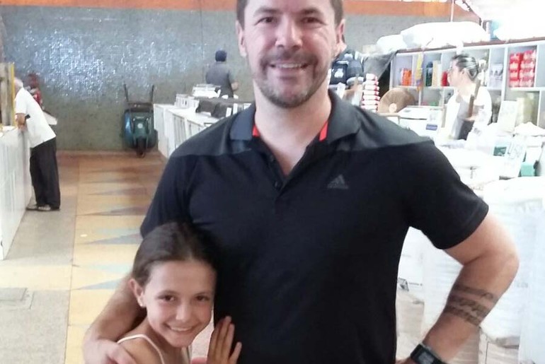 Pedro Mariano visita mercado em Aracaju com a família