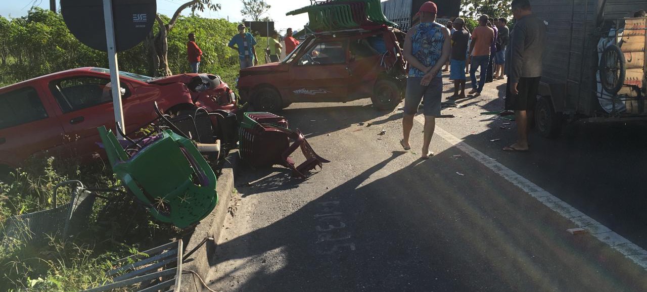 Engavetamento: dois veículos pegam fogo após acidente na BR-101
