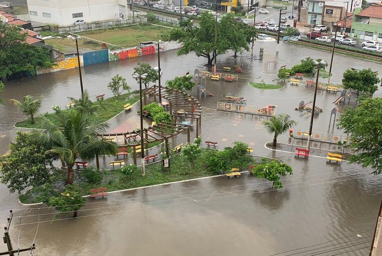 Queda de árvores e canais alagados são alguns transtornos da chuva na Grande Aracaju