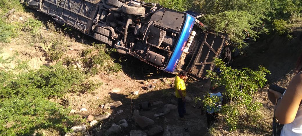 Duas pessoas morrem após capotamento de ônibus de turismo em Poço Redondo