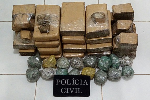 Mãe é presa e filho apreendido com mais de 20 quilos de maconha prensada 