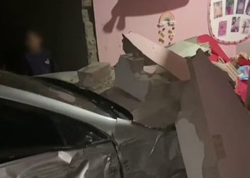 VÍDEO; Carro perde controle, invade casa e atinge quarto de criança em Cristinápolis