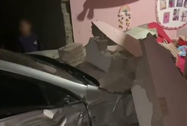 VÍDEO; Carro perde controle, invade casa e atinge quarto de criança em Cristinápolis