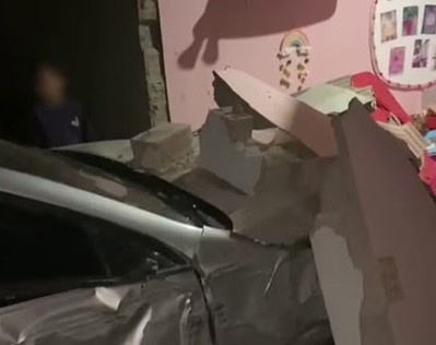 VÍDEO; Carro perde controle, invade casa e atinge quarto de criança em Cristinápolis