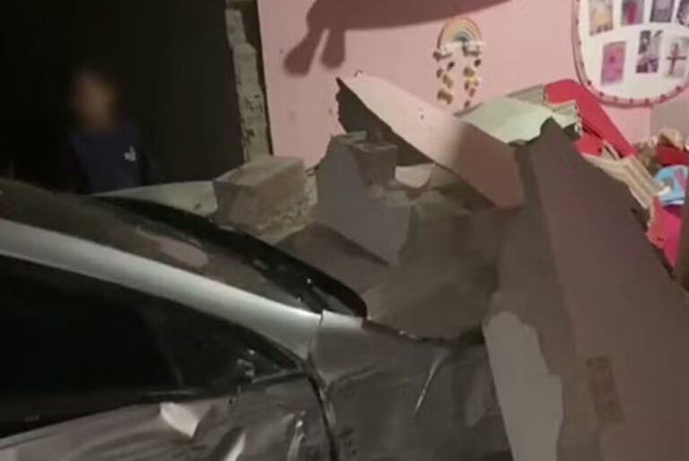 VÍDEO; Carro perde controle, invade casa e atinge quarto de criança em Cristinápolis
