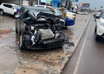 Colisão entre caminhão e carro deixa três pessoas feridas na SE-270, em Lagarto