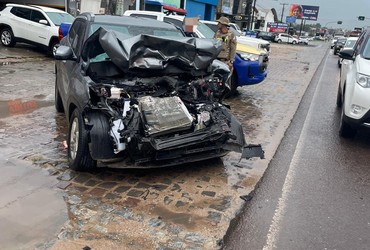 Colisão entre caminhão e carro deixa três pessoas feridas na SE-270, em Lagarto