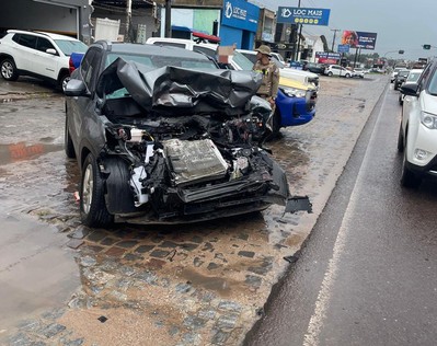 Colisão entre caminhão e carro deixa três pessoas feridas na SE-270, em Lagarto
